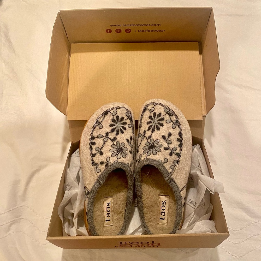 taōs wool slippers never worn